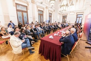 Pullaro, Scaglia y el gabinete con legisladores en el salón Blanco de la Casa de Gobierno. Foto: Gobierno de Santa Fe