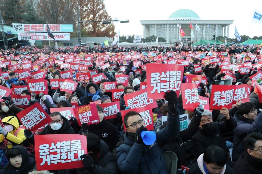 (241207) -- SEUL, 7 diciembre, 2024 (Xinhua) -- Personas asisten a una manifestación para pedir la destitución del presidente surcoreano, Yoon Suk-yeol, cerca de la Asamblea Nacional, en Seúl, República de Corea, el 7 de diciembre de 2024. El Parlamento de la República de Corea no logró aprobar el sábado la moción de censura para destituir al presidente del país, Yoon Suk-yeol, debido a que la mayoría de los legisladores del gobernante Partido del Poder Popular se negaron a votar sobre la misma. (Xinhua/Yao Qilin) (oa) (da)