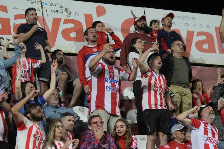 El eufórico festejo de los hinchas tatengues luego de la victoria clave ante Vélez. Crédito: Matías Pintos