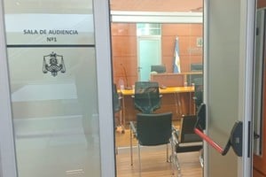 La sala de audiencias durante uno de los tantos cuartos intermedios de sendas audiencias, imputativa y de prisión preventiva, que se extendieron desde el mediodía hasta las 22.