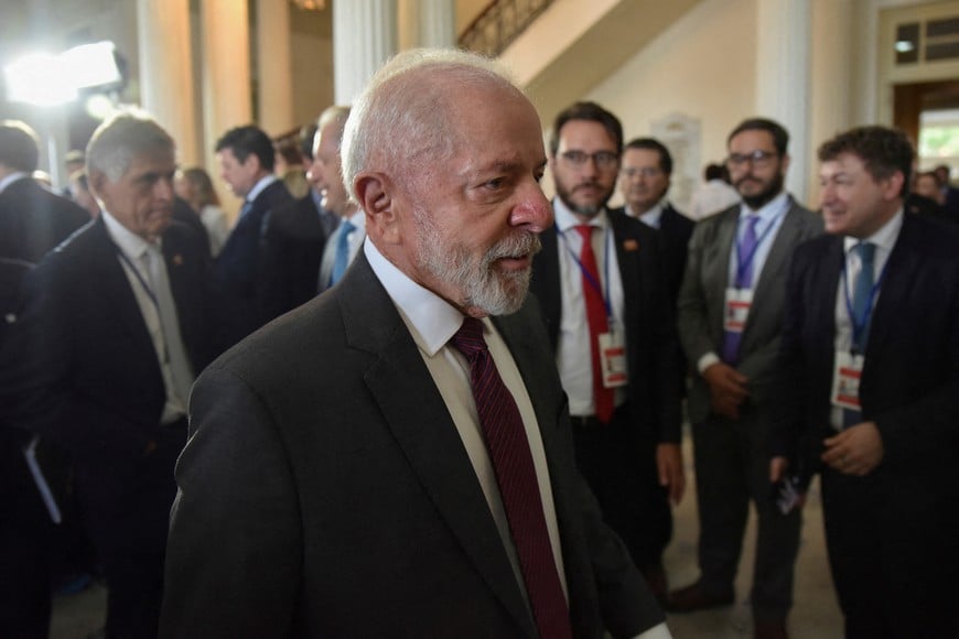 FILE PHOTO: Brazil's President Luiz Inacio Lula da Silva walks at the Mercosur Summit in Montevideo, Uruguay December 6, 2024. REUTERS/Martin Varela Umpierrez/File Photo