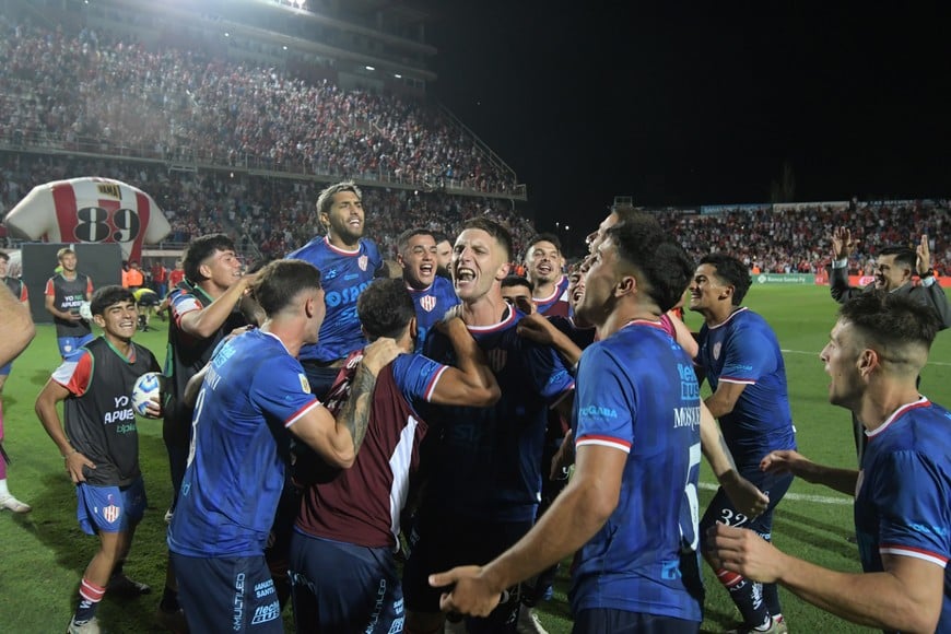 El eufórico festejo de los jugadores tatengues luego de la victoria clave ante Vélez. Crédito: Matías Pintos