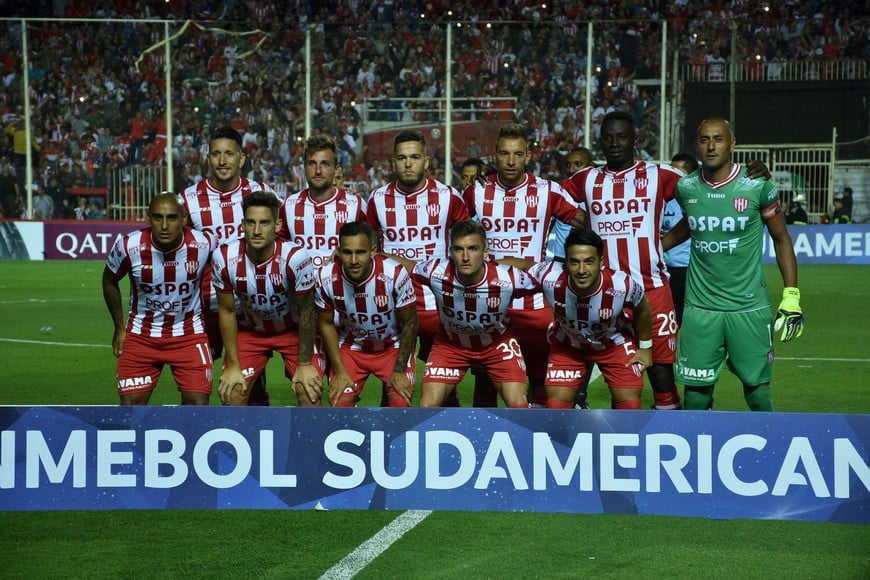 El primer equipo titular de Unión en la Copa Sudamericana, en el debut ante Independiente del Valle de Ecuador con triunfo por 2 a 0 el 8 de abril de 2019. Crédito: Mauricio Garín