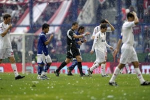 Gabriel Brazenas, los jugadores de Vélez y Huracán y la lluvia como grandes protagonistas de una tarde que quedó en el recuerdo. Pasó hace más de quince años, pero se la recuerda como si fuera hoy. Reuters 