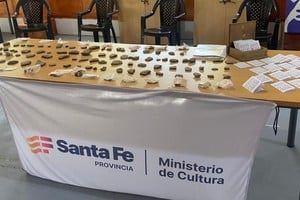 Parte de las piezas, colocadas en la mesa durante el acto de restitución. Crédito: Comuna de Monje.