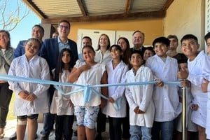 La recorrida comenzó en Ceres, con la presentación del proyecto del edificio del Instituto Superior del Profesorado; luego continuó en Colonia Ana con la inauguración de un aula en la Escuela N.º 6320 y otras dos aulas en la Martín Miguel de Güemes, de la localidad de Villa Trinidad, en el marco del programa Mil Aulas.