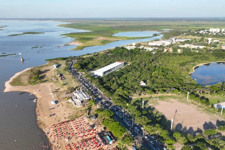 Con la crecida que se espera del Paraná, correrá más agua en la laguna Setúbal y el balneario de la costanera Este. Foto: Fernando Nicola