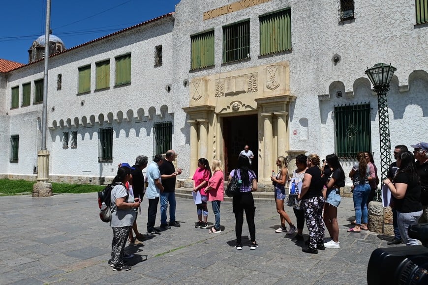 Familiares de Mía se concentraron hoy frente a la escuela Normal para pedir justicia. Crédito: Flavio Raina