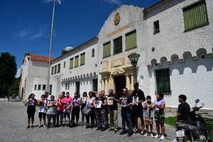 Familiares de Mía se concentraron hoy frente a la escuela Normal para pedir justicia. Crédito: Flavio Raina