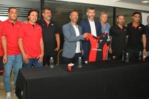 Todos juntos a la par. Presidente, director deportivo, entrenador, y ayudantes de campo en la presentación oficial del "Pata" Pereyra como nuevo DT de Colón.  Créditos: Manuel Fabatía