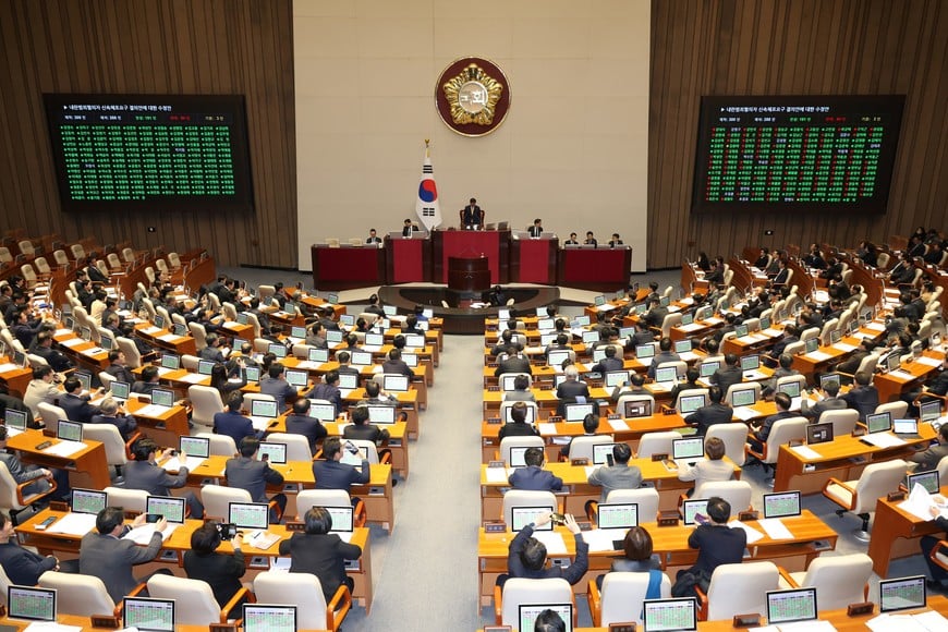 (241210) -- SEUL, 10 diciembre, 2024 (Xinhua) -- Legisladores de la Asamblea Nacional de la República de Corea votan sobre una resolución, en Seúl, República de Corea, el 10 de diciembre de 2024. La Asamblea Nacional de la República de Corea aprobó el martes una resolución en la que pide la detención inmediata del presidente Yoon Suk-yeol y otros siete funcionarios por la declaración de la ley marcial de la semana pasada. (Xinhua/NEWSIS) (jg) (ra) (vf)