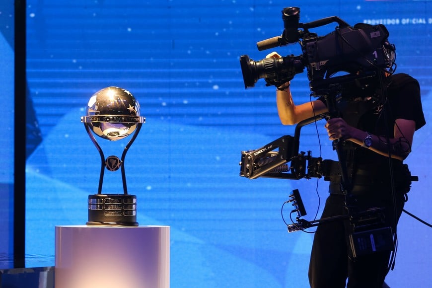 El trofeo de la Copa CONMEBOL Sudamericana. Crédito: @mauritopy