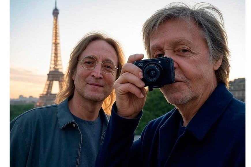 John Lennon y Paul McCartney juntos en París.