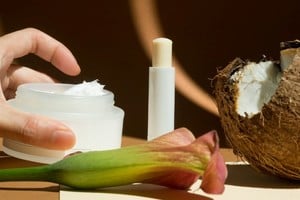 El aceite de coco no solo hidrata, sino que también combate las imperfecciones de la piel.