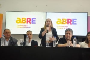 La ministra Tejeda en la apertura de sobres del plan Abre para barrio San Lorenzo, junto a los ministros de Seguridad, Pablo Cococcioni, y de Obras Públicas, Lisandro Enrico: el intendente Juan Pablo Poletti y la Presidenta de la Cámara de Diputados Clara García.