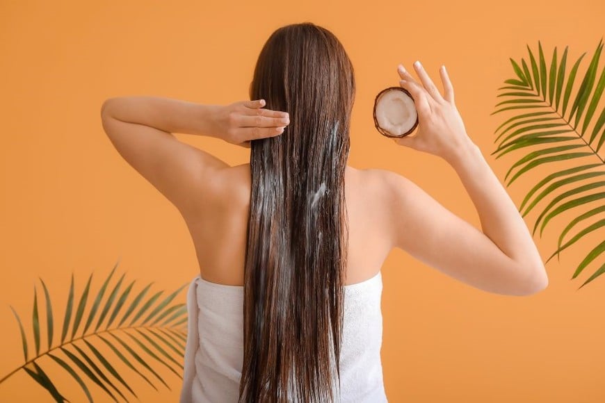 Un tratamiento natural para tu cabello: el aceite de coco restaura la vitalidad y el brillo.