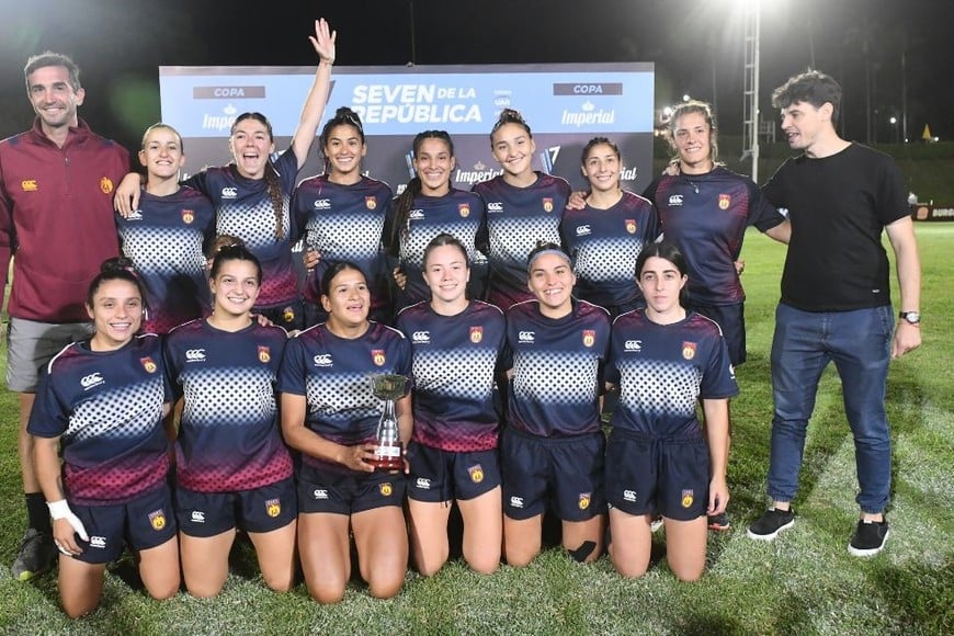 Las chicas de URBA se coronaron una vez más. Son las máximas ganadoras del Seven de la República con seis campeonatos. Crédito: Prensa UER.