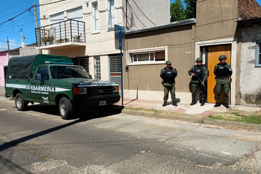 Allanamientos en la casa del primo de Edgardo Kueider y su socio Javier Rubel, en Concordia. Crédito: Belén Fedullo