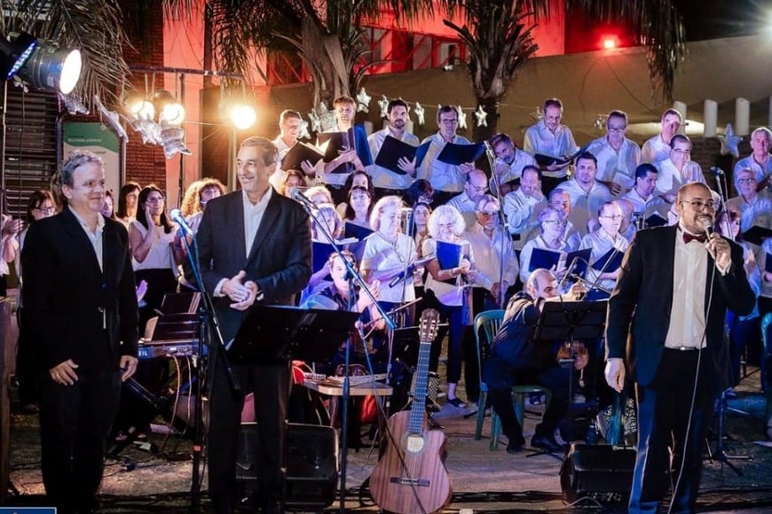 Aneiros, con otros dos corondinos, Marty y Campostrini, durante la ejecución de la Misa Criolla.