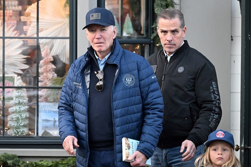 FILE PHOTO: U.S. President Joe Biden, accompanied by Hunter Biden and Beau Jr., walks out of a bookstore in downtown Nantucket, Massachusetts, U.S., November 29, 2024. REUTERS/Craig Hudson/File Photo