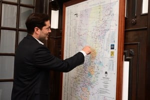 El ministro de Trabajo Roal Báscolo señala la ruta provincial 39, que atraviesa el territorio de este a oeste casi en su totalidad y marca, para la gestión, el inicio del extenso norte provincial. Crédito: Flavio Raina