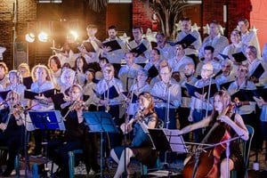 Coreutas y músicos reunidos durante la velada musical en el Alassia.