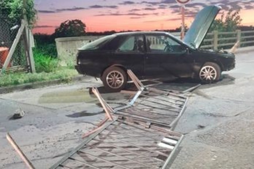 A bordo de una Renault Fuego, el conductor impactó contra las vallas de  seguridad.