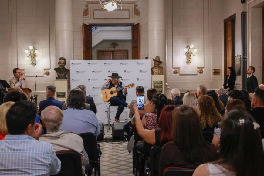 Reconocimiento del Senado al cantautor Orlando Vera Cruz: Para finalizar el evento, el artista, junto a los músicos Jorge Ramírez y José Yosen, deleitó a un hall del Palacio Legislativo repleto, con un gran repertorio de sus más icónicas obras musicales.