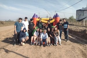 Protagonistas. Los voluntarios que se sumaron a ayudar al merendero.

Gentileza.