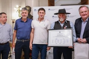 El homenajeado, entre los senadores Julio “Paco” Garibaldi y Michlig; a la izquierda, el secretario administrativo de la Cámara, Diego Luis Maciel, y el senador Germán Giacomino. Foto: Gentileza Prensa CSF