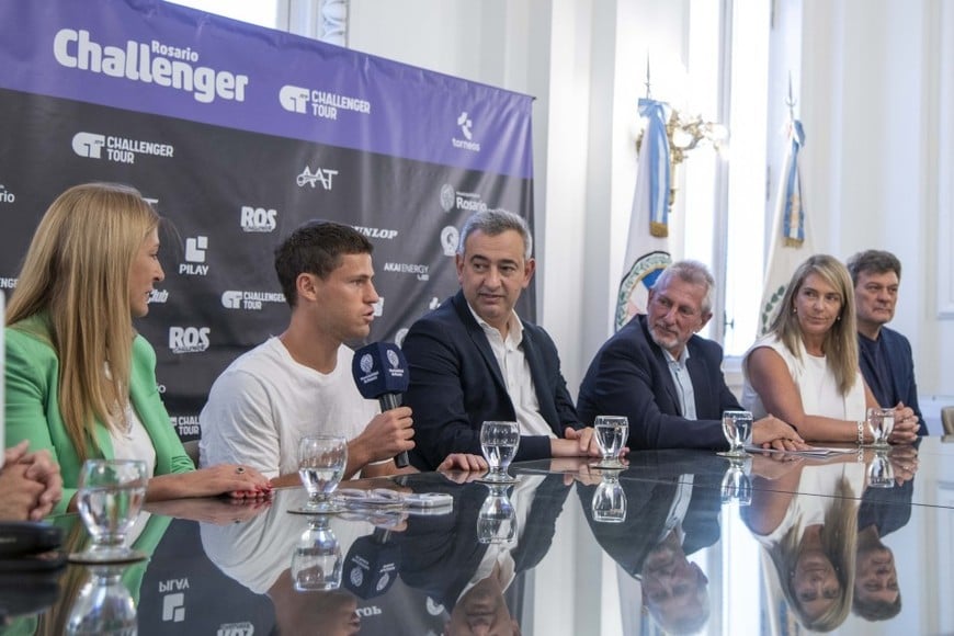 “Una novedad muy linda para Rosario para los próximos tres años. Vamos a tener en el inicio de febrero un torneo ATP 125 en Challenger que obviamente nos pone de nuevo en el calendario internacional del tenis y que nos permite también iniciar el año con un evento deportivo de altísimo nivel. Y vamos a tener además el privilegio de verlo jugar al 'Peque'”, señaló el jefe municipal en la oportunidad.