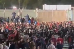 Frente a su gente en un entorno caldeado perdió por 1 a 0, y la gente se agolpo a la salida del estadio donde insultó a dirigentes y jugadores ante la situación que atraviesa el club, que arranca la próxima temporada en descenso.