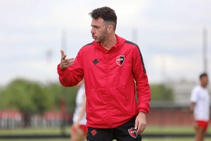 Llegó Mariano Soso, el entrenador elegido por el presidente Ignacio Astore y por el director deportivo Rubén Capria, para tratar de enderezar un barco que está encallado en el barro hace rato. Su ciclo empezó con un empate frente a Atlético Tucumán y una derrota de local ante Boca, con algunos síntomas positivos sobre su idea de juego, pero con muchísimo por mejorar.