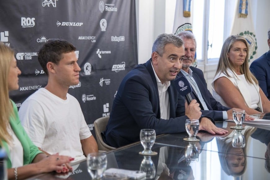 “Una novedad muy linda para Rosario para los próximos tres años. Vamos a tener en el inicio de febrero un torneo ATP 125 en Challenger que obviamente nos pone de nuevo en el calendario internacional del tenis y que nos permite también iniciar el año con un evento deportivo de altísimo nivel. Y vamos a tener además el privilegio de verlo jugar al 'Peque'”, señaló el jefe municipal en la oportunidad.