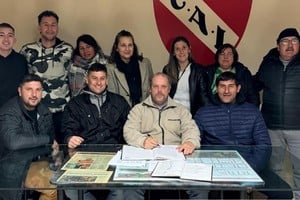 La Comisión Directiva. Con la presencia de Omar Santos (centro) y acompañado por un puñado de jóvenes dirigentes, Independiente busca posicionarse nuevamente en los primeros planos a nivel regional.