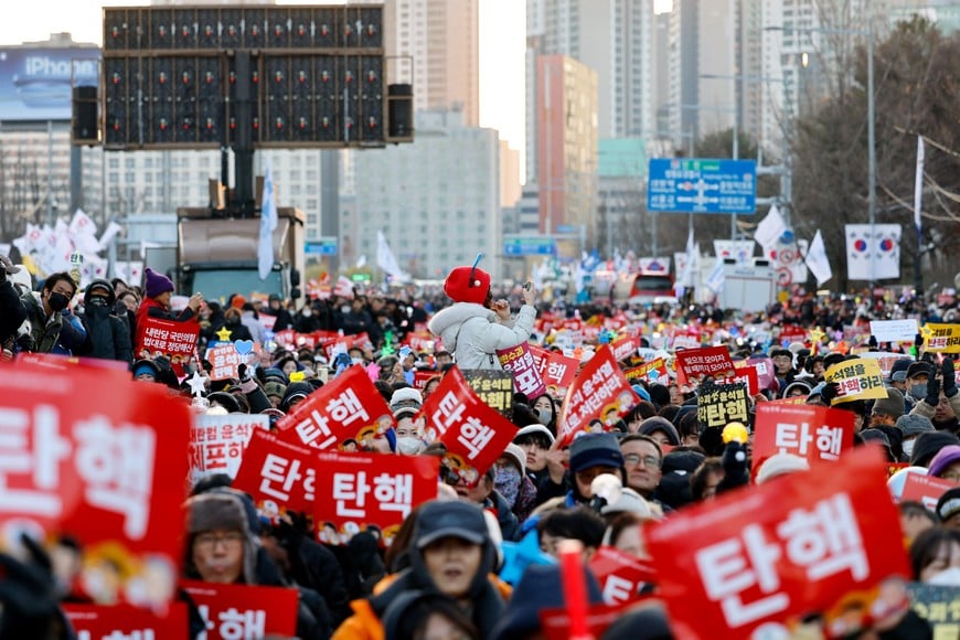 Protesters participate in a rally calling for the impeachment of South Korean President Yoon Suk Yeol, who declared martial law, which was reversed hours later, in front of the National Assembly in Seoul, South Korea, December 14, 2024. REUTERS/Kim Soo-hyeon