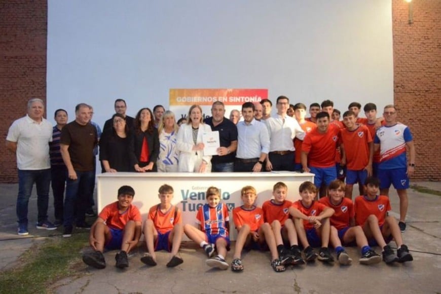 Convenio con el club Jorge Newbery para la reposición de iluminación de la cancha principal. Foto: MVT.