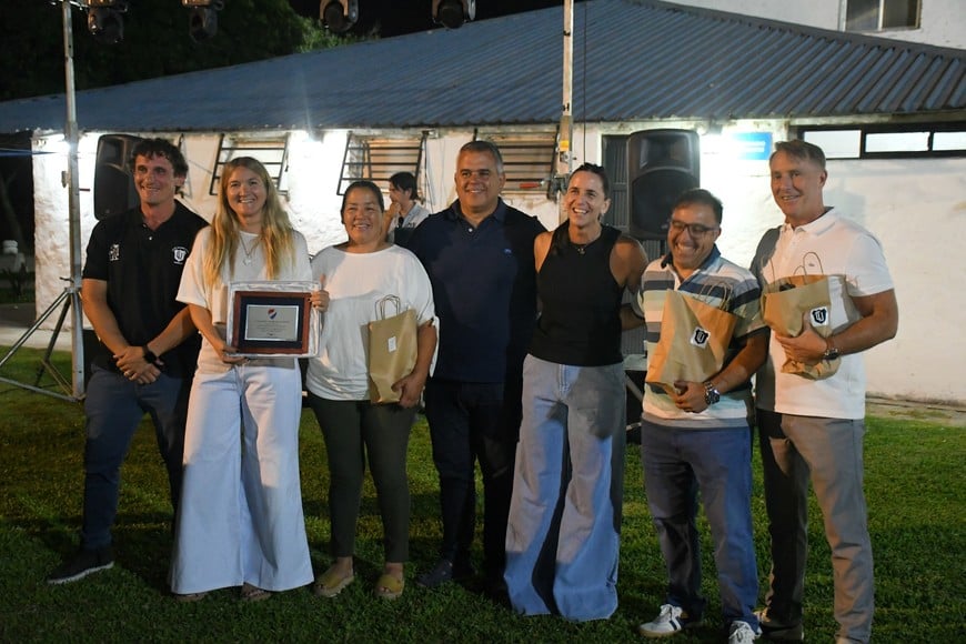 Universitario inauguró su cancha de hockey de césped sintético. Fotos: Manuel Fabatía.