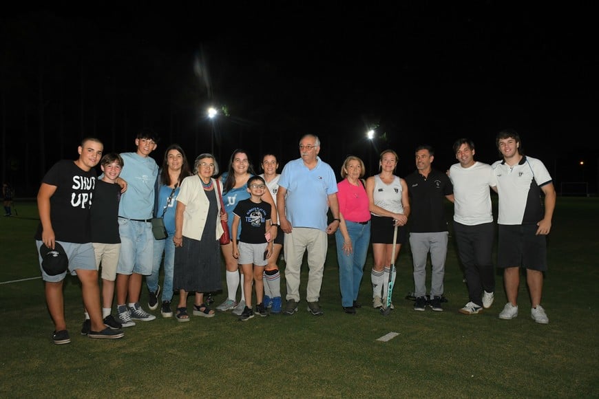 Universitario inauguró su cancha de hockey de césped sintético. Fotos: Manuel Fabatía.