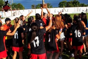 Alegría. Colón ganó y las chicas dieron rienda suelta a grandes festejos. Foto: Rodrigo Montero.