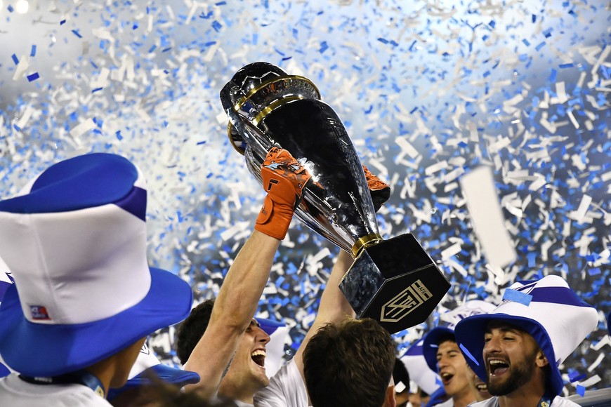 Soccer Football - Primera Division - Velez Sarsfield v Huracan - Estadio Jose Amalfitani, Buenos Aires, Argentina - December 15, 2024
Velez Sarsfield's Tomas Marchiori celebrates with the trophy after winning the Primera Division
REUTERS/Cristina Sille