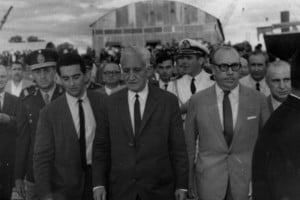 Diciembre de 1965. El presidente radical Arturo Illia es flanqueado por el ingeniero Alejandro Vega, jefe técnico de la obra del Túnel Subfluvial, y el gobernador de Santa Fe, Aldo Emilio Tessio.