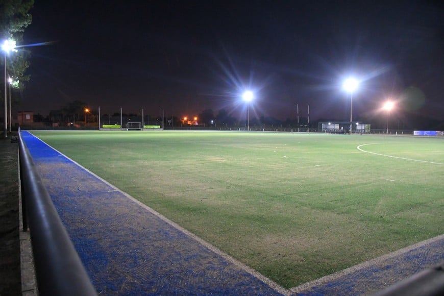 Universitario inauguró su cancha de hockey de césped sintético. Fotos: Manuel Fabatía.