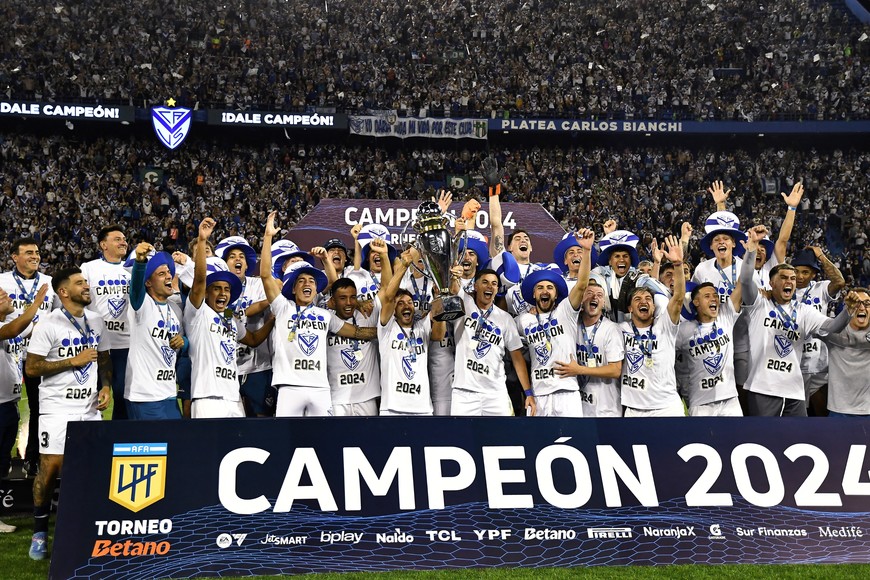 Soccer Football - Primera Division - Velez Sarsfield v Huracan - Estadio Jose Amalfitani, Buenos Aires, Argentina - December 15, 2024
Velez Sarsfield's Agustin Bouzat celebrates with the trophy after winning the Primera Division
REUTERS/Cristina Sille