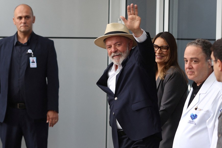 Brazil's President Luiz Inacio Lula da Silva, waves while leaves the Sirio-Libanes Hospital after a surgery, in Sao Paulo, Brazil, December 15, 2024. REUTERS/Felipe Iruata