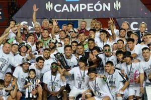 El gobernador de Santiago del Estero, Gerardo Zamora, celebró desde los palcos del Estadio 15 de Abril la copa obtenida por Central Córdoba. 