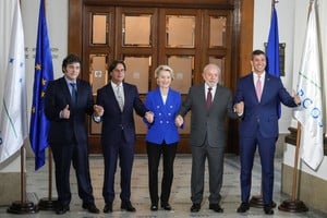 Los presidentes sudamericanos y la comisaria europea de Comercio durante el anuncio del acuerdo en Uruguay.