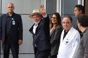 Brazil's President Luiz Inacio Lula da Silva, waves while leaves the Sirio-Libanes Hospital after a surgery, in Sao Paulo, Brazil, December 15, 2024. REUTERS/Felipe Iruata