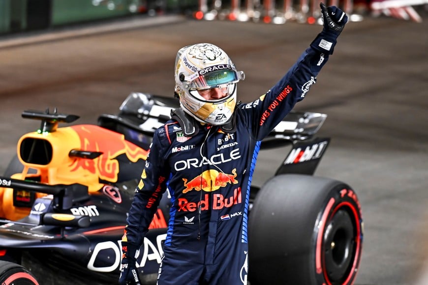 (241201) -- LUSAIL, 1 diciembre, 2024 (Xinhua) -- Imagen del 30 de noviembre de 2024 del piloto neerlandés de la escudería Red Bull, Max Verstappen, festejando al término de la sesión de clasificación del Gran Premio de Qatar de F1, en el Circuito Internacional de Lusail, en Lusail, Qatar. (Xinhua/Nikku) (rtg) (ah)