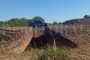 En el camino que une las localidades de San Cristóbal y Crespo, hace pocos días una empresa constructora privada comenzó la obra para la realización de un puente. Gentileza